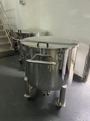 Tanque sanitário de instalação de tratamento de águas RO Tanque de armazenamento de tampa semi-aberta de aço inoxidável